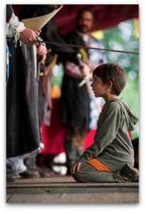 Hiduplah Bagaikan Seorang Ksatria! Young-knight-medieval-festival